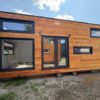 Tiny House auf Rädern  8,5 x 3 m – Naturholz mit Doppel-Empore – Modernes Chalet-Design