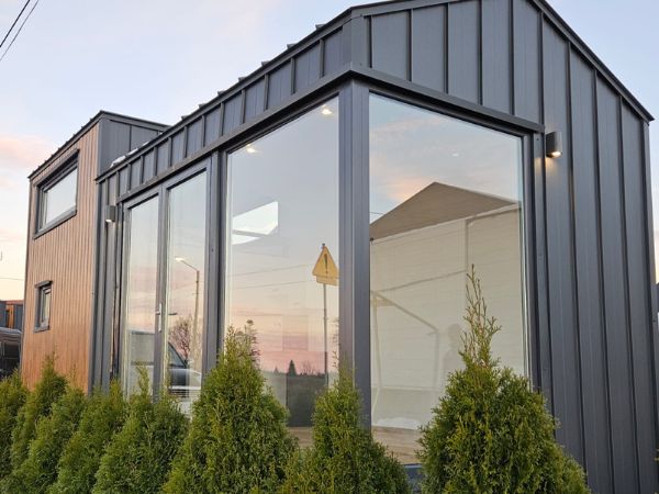 Tiny House mit Empore – Panorama-Fensterfront über volle Höhe – Zeitgenössischer Chalet-Stil – Bild 2